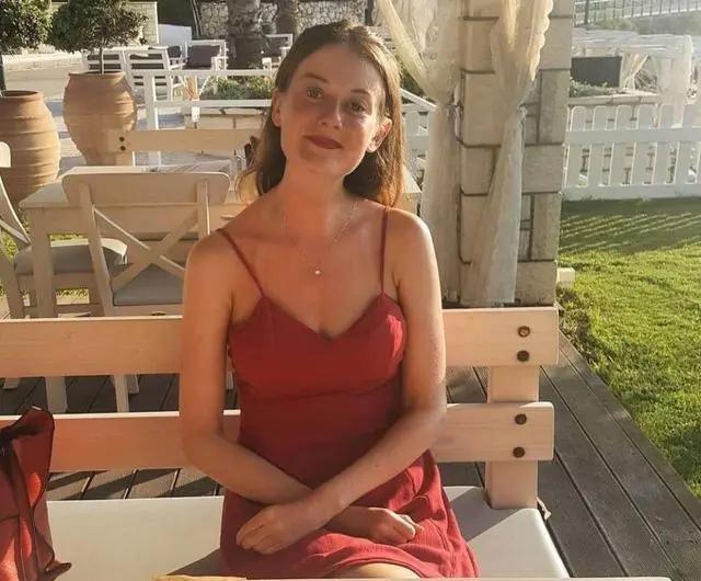 看到飞机上人人都在吃杏仁果 她吓得要死 戴着面罩躲进了厕所里