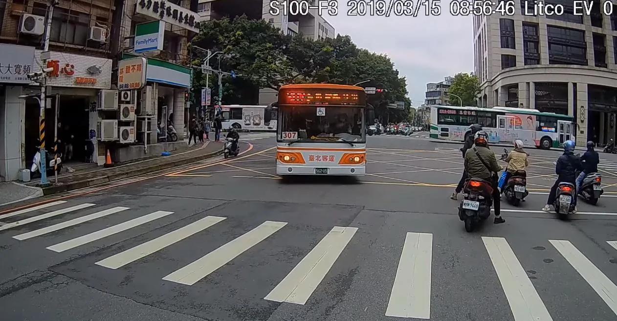 以为在日本!307公车驾驶“转弯前缓慢停下”下一秒“比出神秘手势”