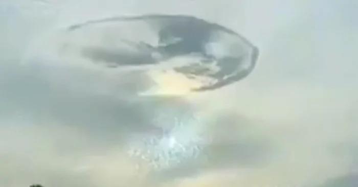 UFO降落在阿联酋天空?民众惊见天空出现雨幡洞云奇观 直呼:神将石头投湖中!
