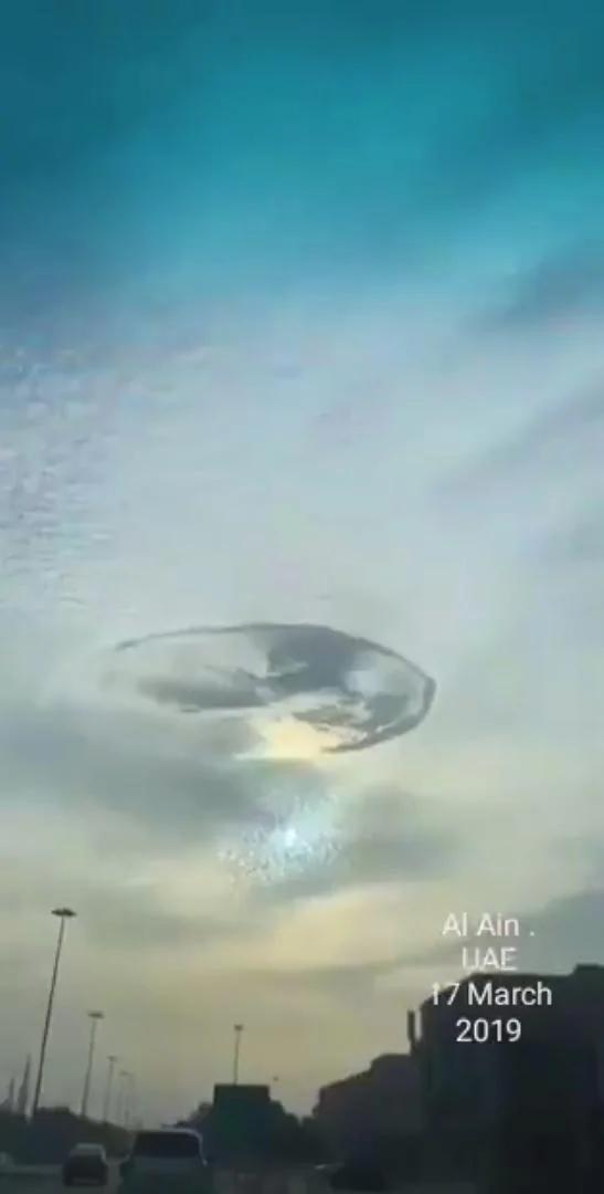 UFO降落在阿联酋天空?民众惊见天空出现雨幡洞云奇观 直呼:神将石头投湖中!