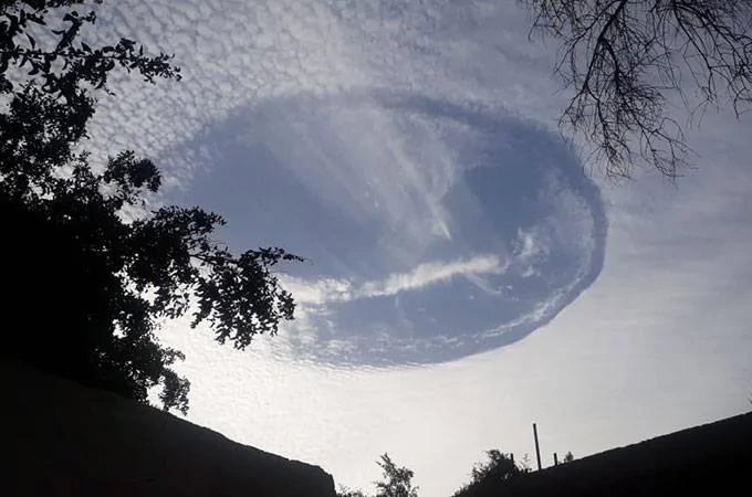 UFO降落在阿联酋天空?民众惊见天空出现雨幡洞云奇观 直呼:神将石头投湖中!