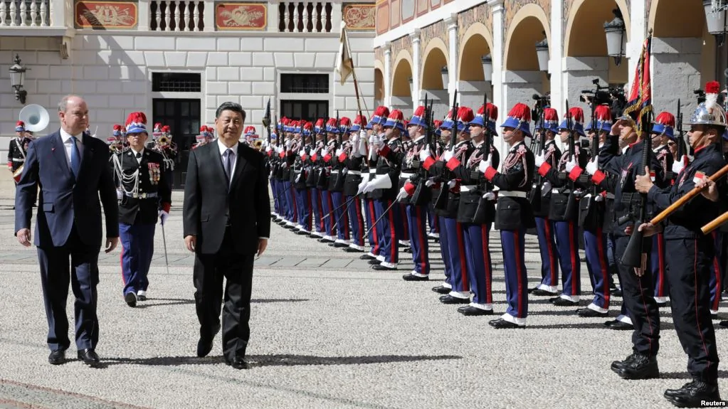 摩纳哥王子阿尔贝二世和 中共国家主席习近平2019年3月24日在摩纳哥王宫检阅仪仗队。