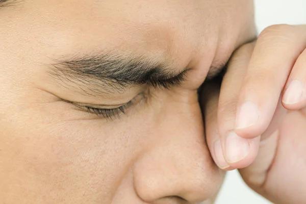 眼中风:眼前突然一片黑 1种情况需立刻抢救