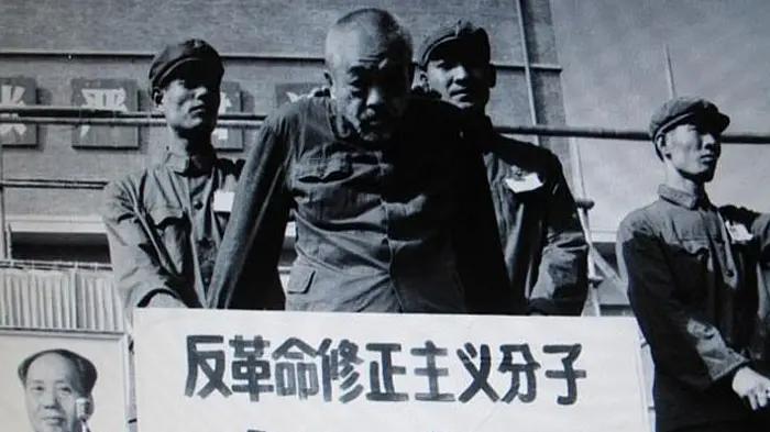 从“学习海瑞”到“五一六通知” 毛打出了眼花缭乱的组合拳