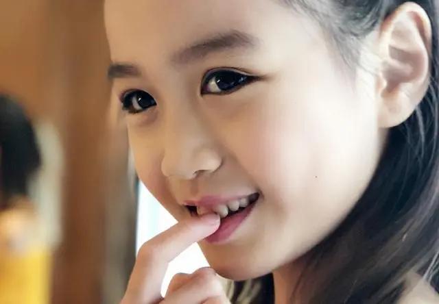 钟丽缇小女儿长大了,眉目清秀楚楚动人,遗传了女神妈妈好气质
