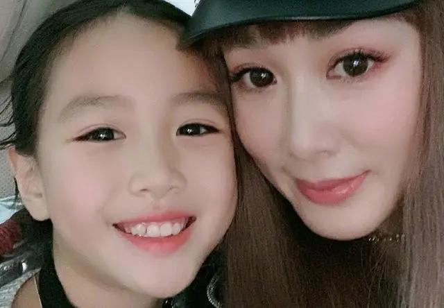 钟丽缇小女儿长大了,眉目清秀楚楚动人,遗传了女神妈妈好气质