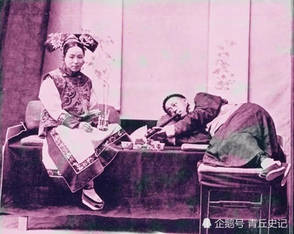晚清上色老照片:眉目端庄的旗人女子 坐独轮车出行的阔少爷!