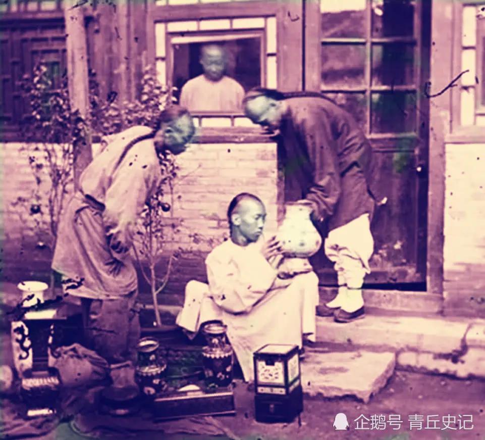 晚清上色老照片:眉目端庄的旗人女子 坐独轮车出行的阔少爷!