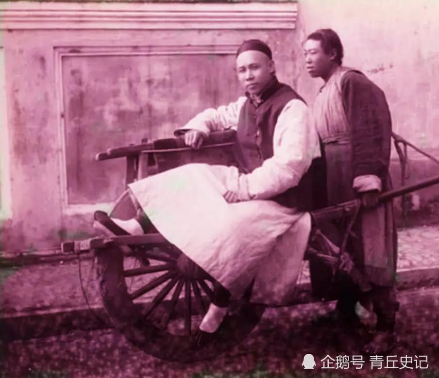 晚清上色老照片:眉目端庄的旗人女子 坐独轮车出行的阔少爷!