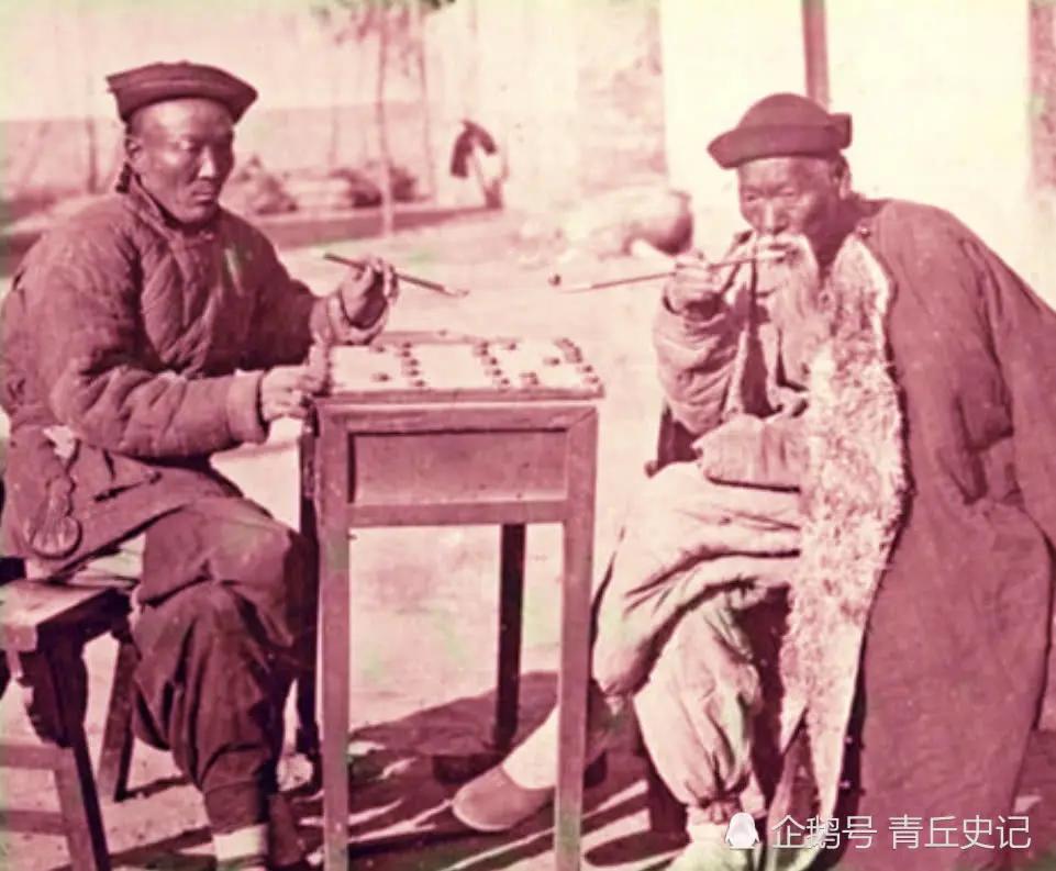 晚清上色老照片:眉目端庄的旗人女子 坐独轮车出行的阔少爷!