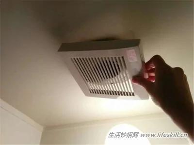 缝隙中的灰尘怎么清理?巧用吸管来帮忙!