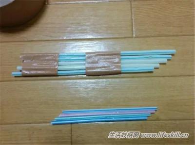 缝隙中的灰尘怎么清理?巧用吸管来帮忙!