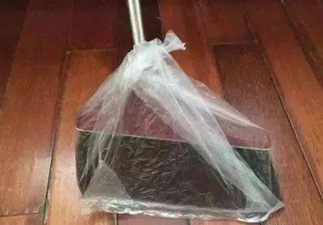 扫了30年的地才发现 塑胶袋套在扫把上 千家万户的难题就解决了!