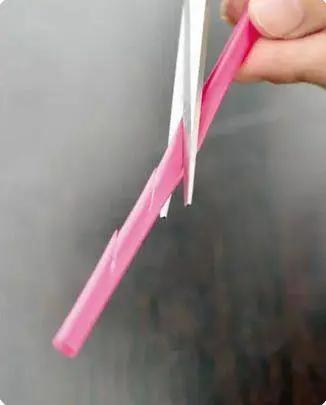 扫了30年的地才发现 塑胶袋套在扫把上 千家万户的难题就解决了!