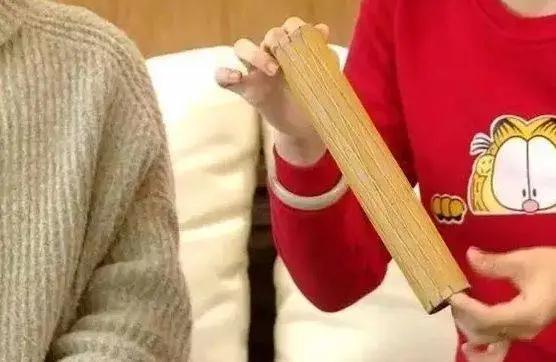 扫了30年的地才发现 塑胶袋套在扫把上 千家万户的难题就解决了!