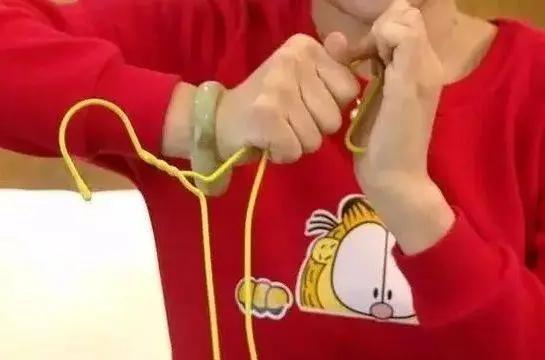 扫了30年的地才发现 塑胶袋套在扫把上 千家万户的难题就解决了!