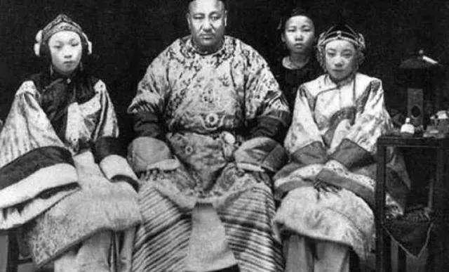 老照片:清朝官员夫人比皇帝妃子还漂亮 图5眉目间都传递温柔