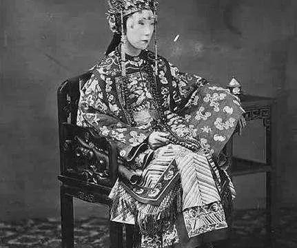 老照片:清朝官员夫人比皇帝妃子还漂亮 图5眉目间都传递温柔