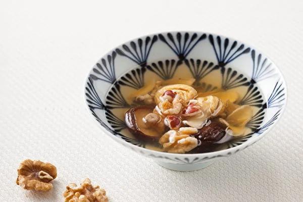 栗子核桃冬菇汤:返老还童瘦身美肤