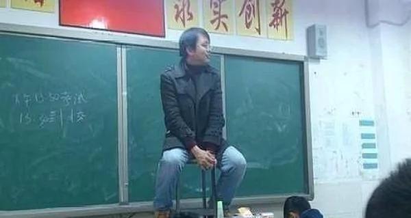 老师半途离开 同学们狂抄答案 抬头一看差点被“吓死”