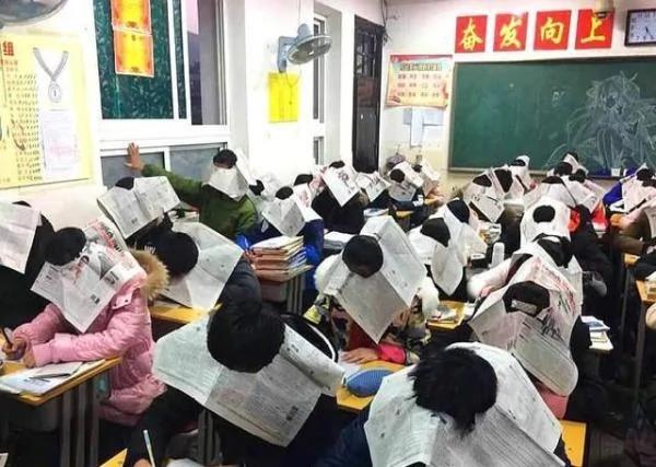 老师半途离开 同学们狂抄答案 抬头一看差点被“吓死”