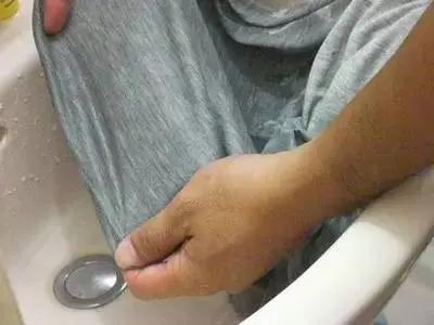 衣服不管染上什么 用这招都能洗掉 太实用了!