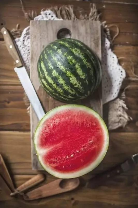 夏天是吃西瓜的好时候!瓜农不外传的挑选西瓜的方法 「四看一听」准挑到好瓜!