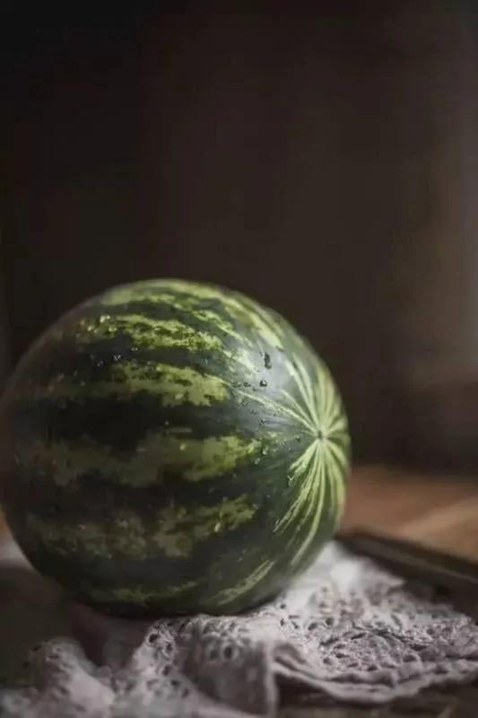 夏天是吃西瓜的好时候!瓜农不外传的挑选西瓜的方法 「四看一听」准挑到好瓜!