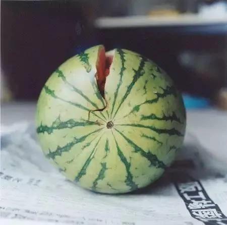 夏天是吃西瓜的好时候!瓜农不外传的挑选西瓜的方法 「四看一听」准挑到好瓜!