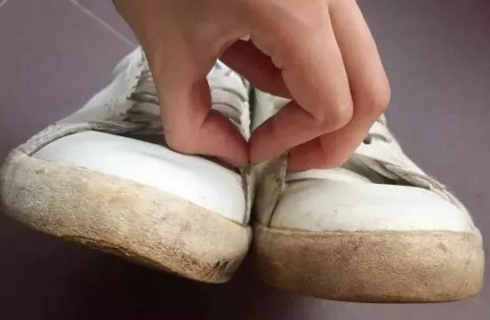 天呐!小白鞋居然这样洗就变成新的了!真后悔以前都直接扔!