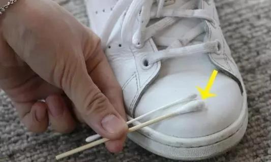 天呐!小白鞋居然这样洗就变成新的了!真后悔以前都直接扔!