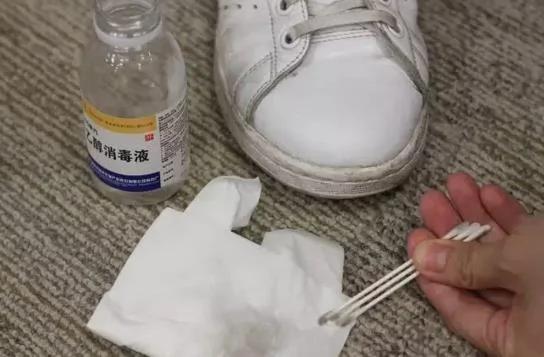天呐!小白鞋居然这样洗就变成新的了!真后悔以前都直接扔!