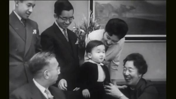黑白历史片记录三代日本天王和麦克阿瑟
