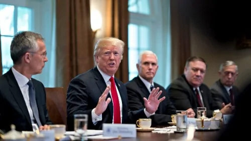 图为2018年5月17日，美国总统川普与副总统彭斯与北约秘书长斯托尔滕贝格出席会议。