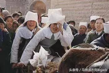 把婆婆安葬后 5岁儿子说:妈妈 你背上趴着奶奶呢 妈妈瘫地上!