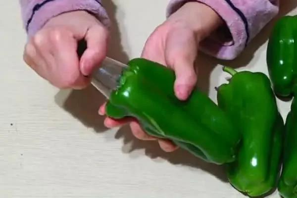 塑料瓶剪几刀插进辣椒里好多人不知道有啥用?学会快告诉家人!
