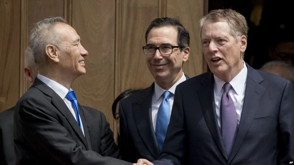 美国财政部长姆努钦(中)、美国贸易代表莱特希泽(右)在中国副总理刘鹤离开美国贸易代表办公室时与他握手告别。(2019年5月10日)