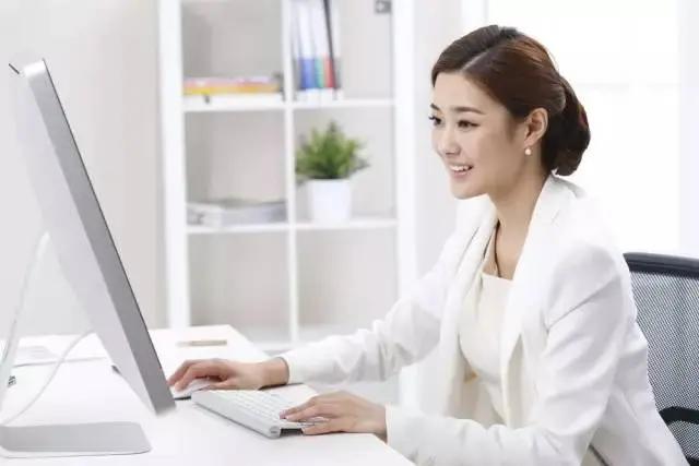 两个女秘书完成老板交给的任务 事后一个升职 另一个却在晚上收到老板的短信…!