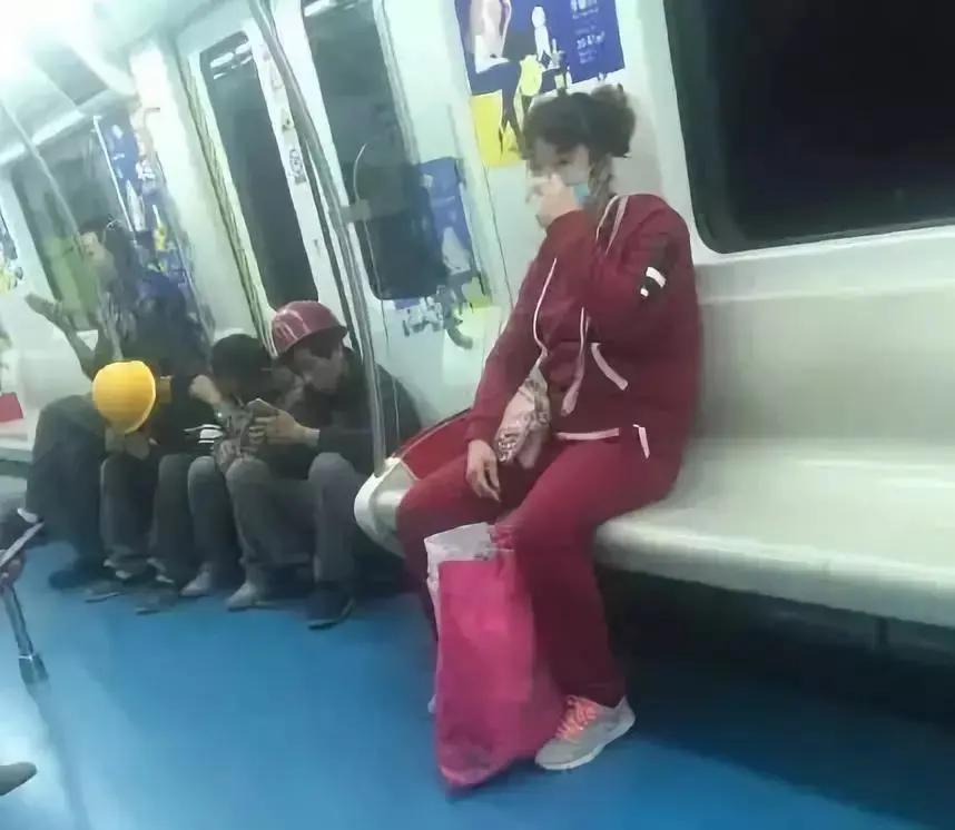女子网购18件衣服旅游后全退货:你自私的样子 真丑