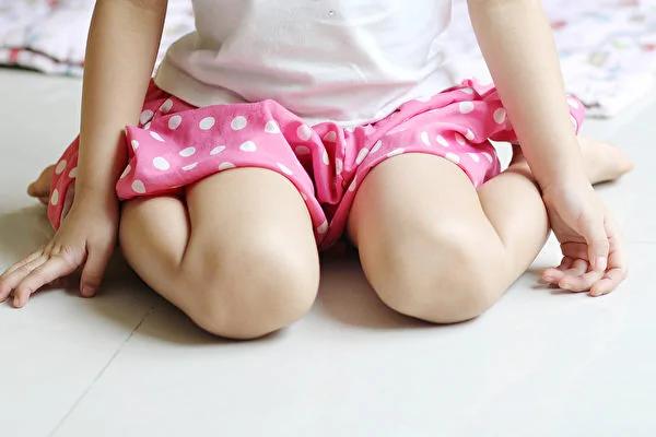 小孩“W坐姿”当心影响发育损伤髋关节