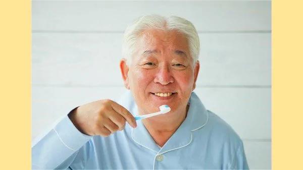 为什么中老年人口臭更明显?医生:跟这4种原因脱不开关系