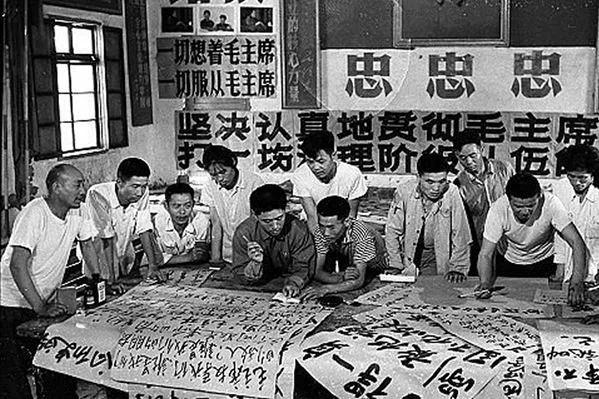 【老照片】新凤霞溥仪同唱劳改认罪歌 文革报纸爆彭真倒台前奢靡生活