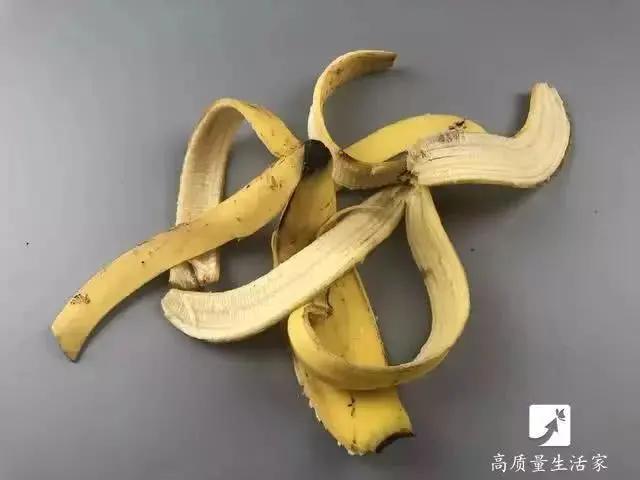 吃剩的香蕉皮一个都别扔 放在家里一年省下好几百 太厉害了