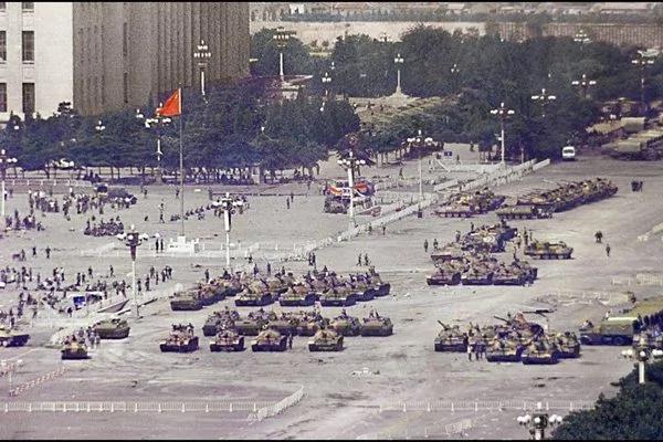 专访“六·四坦克人”摄影师(3):天安门广场被坦克占领