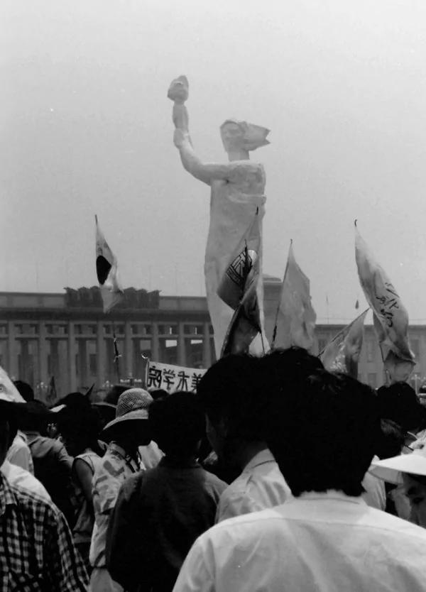 《华邮》记者回忆六四: 成都军人集体枪毙市民