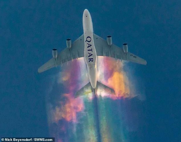 零修圖！攝影師拍到飛機彩虹尾巴專家解釋成因：能看到不容易