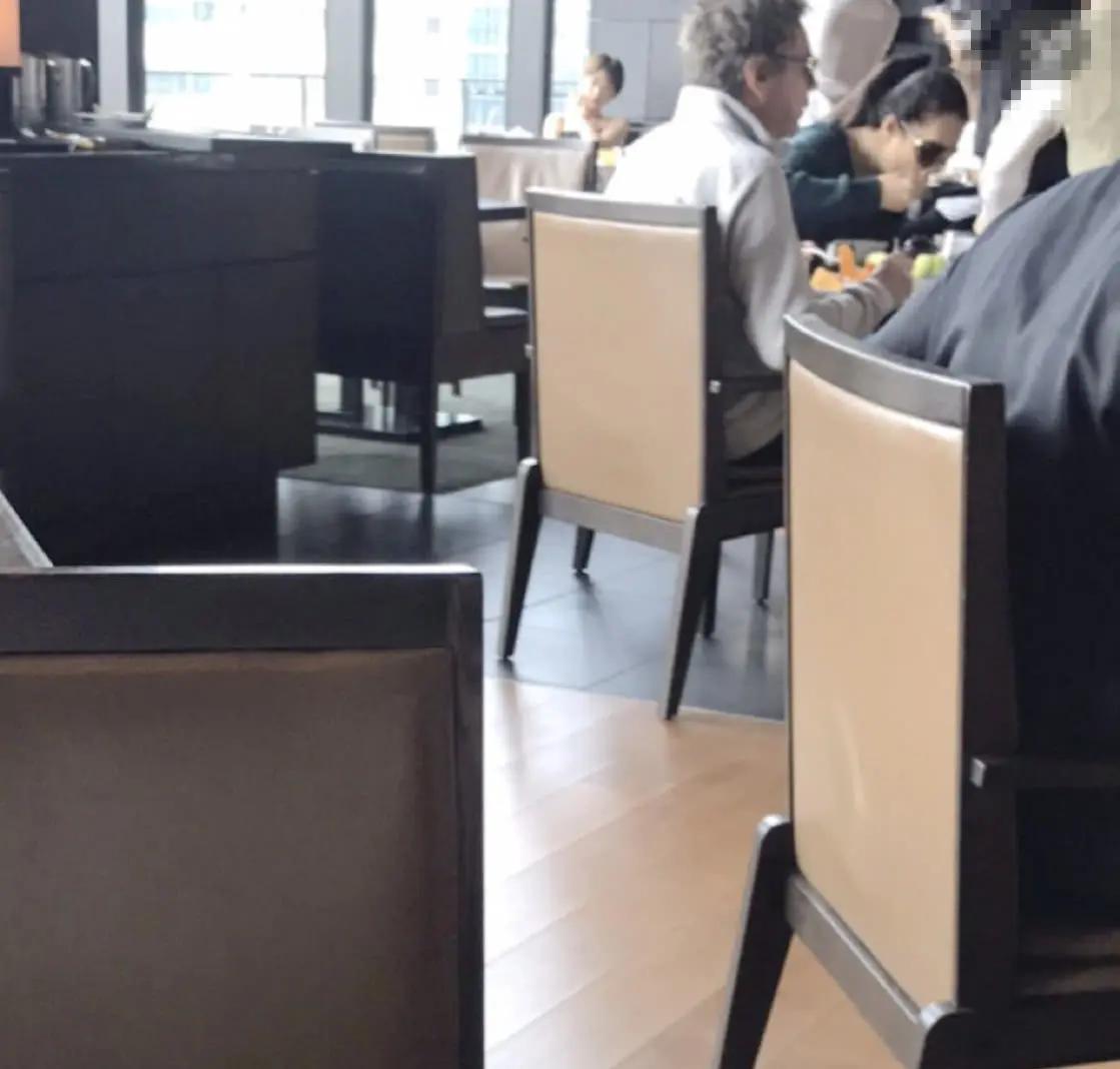 网友东京酒店偶遇巩俐夫妇吃早餐 该处一晚住宿费高达1.5万元
