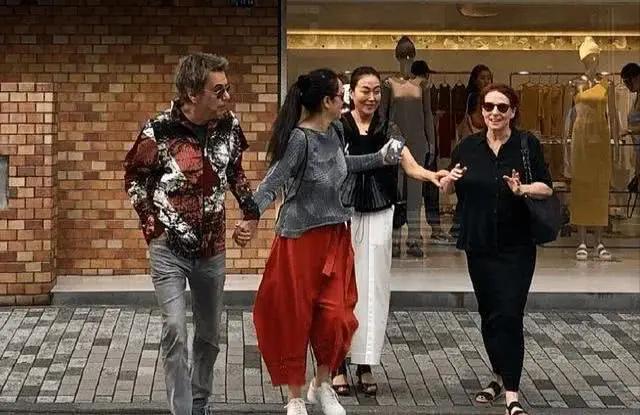网友东京酒店偶遇巩俐夫妇吃早餐 该处一晚住宿费高达1.5万元