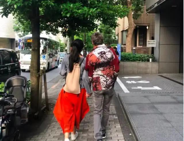 网友东京酒店偶遇巩俐夫妇吃早餐 该处一晚住宿费高达1.5万元