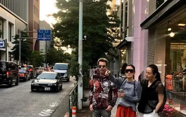 网友东京酒店偶遇巩俐夫妇吃早餐 该处一晚住宿费高达1.5万元